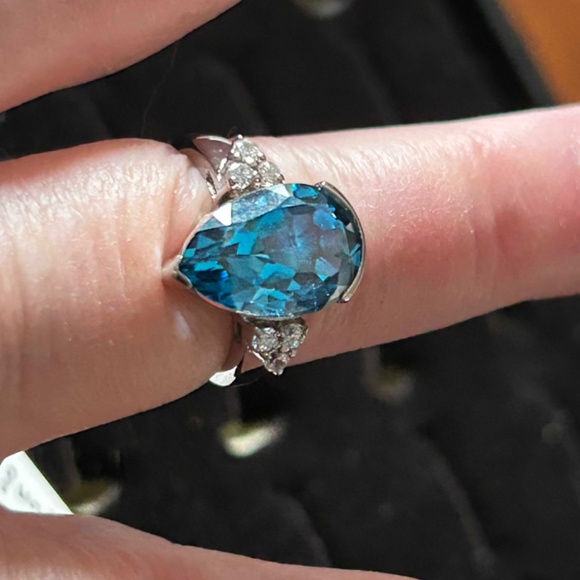 AUSTRIAN CHRYSTAL RING, STERLING SILVER, SIZE 8, BLUE PEAR CUT BEZEL SET, GENUIN - Picture 4 of 5